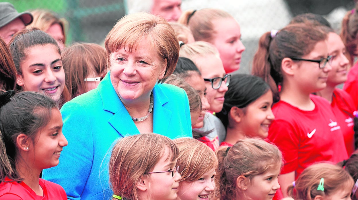 Merkel, con un grupo de niños en una imagen de 2018