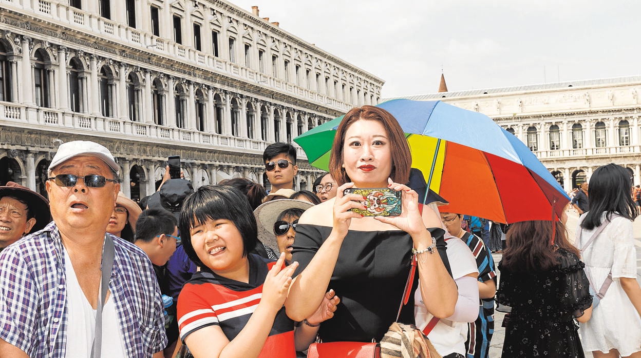 Un grupo de turistas chinos en la plaza San Marcos en 2019