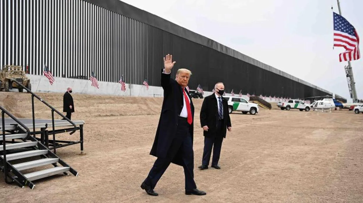 Donald Trump se despide tras un acto junto al muro fronterizo con México en Álamo (Texas)