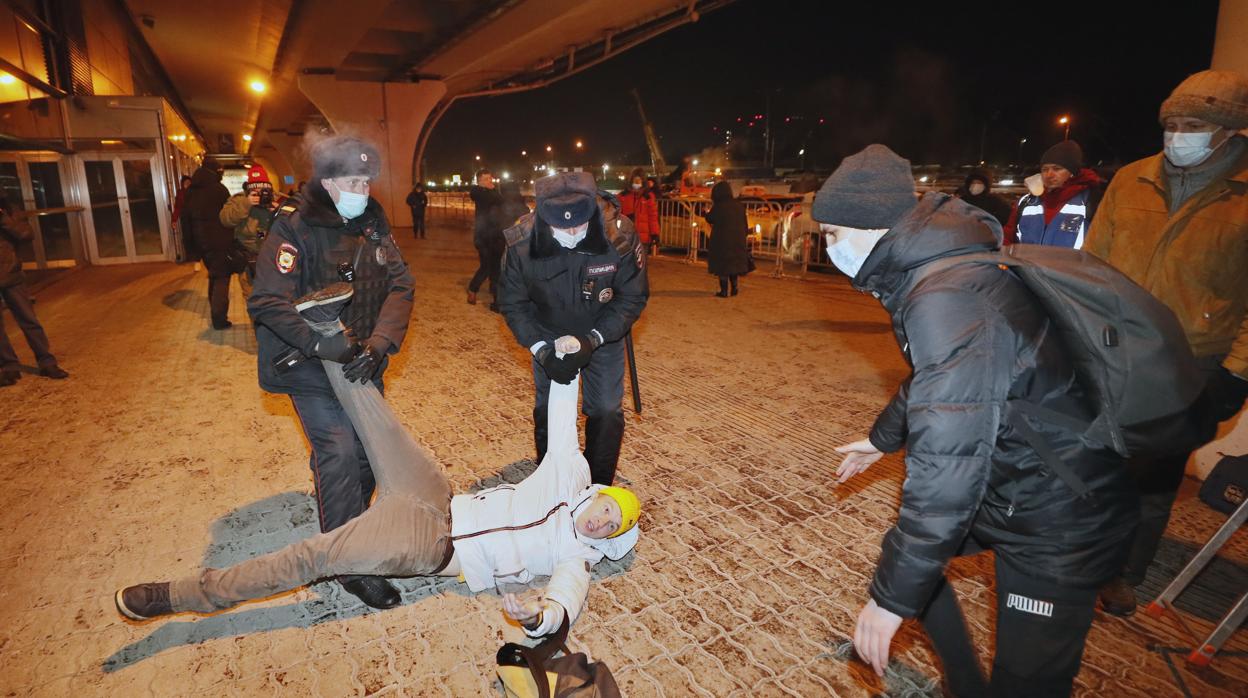 La Policía rusa detiene al opositor ruso ayer en el aeropuerto