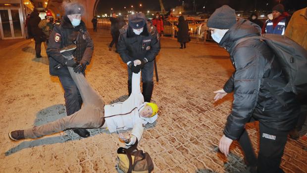 Navalni pasa su primera noche de arresto en una comisaría cercana al aeropuerto