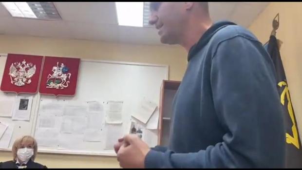 Un tribunal ruso encarcela 30 días al opositor Navalni, que pide a los ciudadanos «tomar las calles»