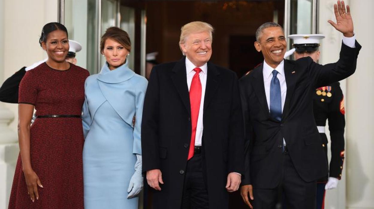 Barack Obama y su esposa, Michelle, dan la bienvenida a Donald y Melania Trump a la Casa Blanca en 2017