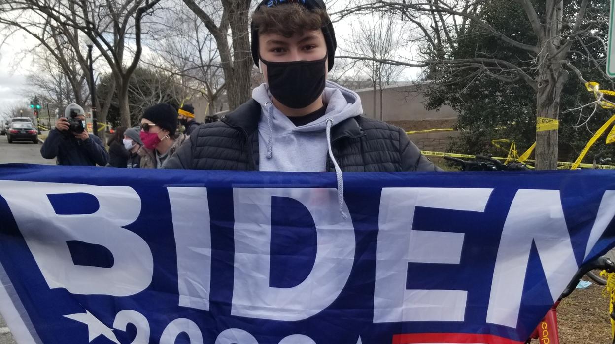 Balian Sanders, con la bandera de Biden