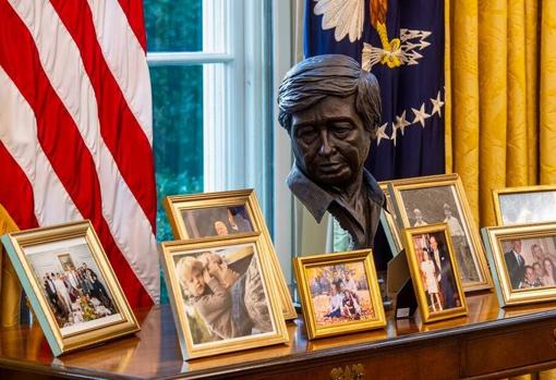 Busto del activista por los derechos civiles César Chávez, tras el escritorio Resolute