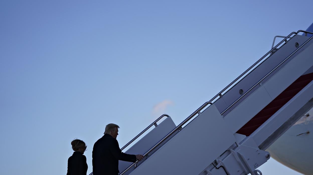 Momento en el que Trump y su esposa Melania suben al Air Force One para dirigirse a su residencia de Florida, este miércoles