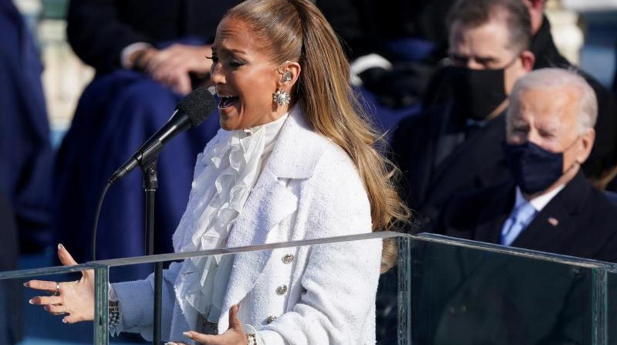 La cantante Jennifer López, durante su actuación en la investidura de Joe Biden (a la derecha)