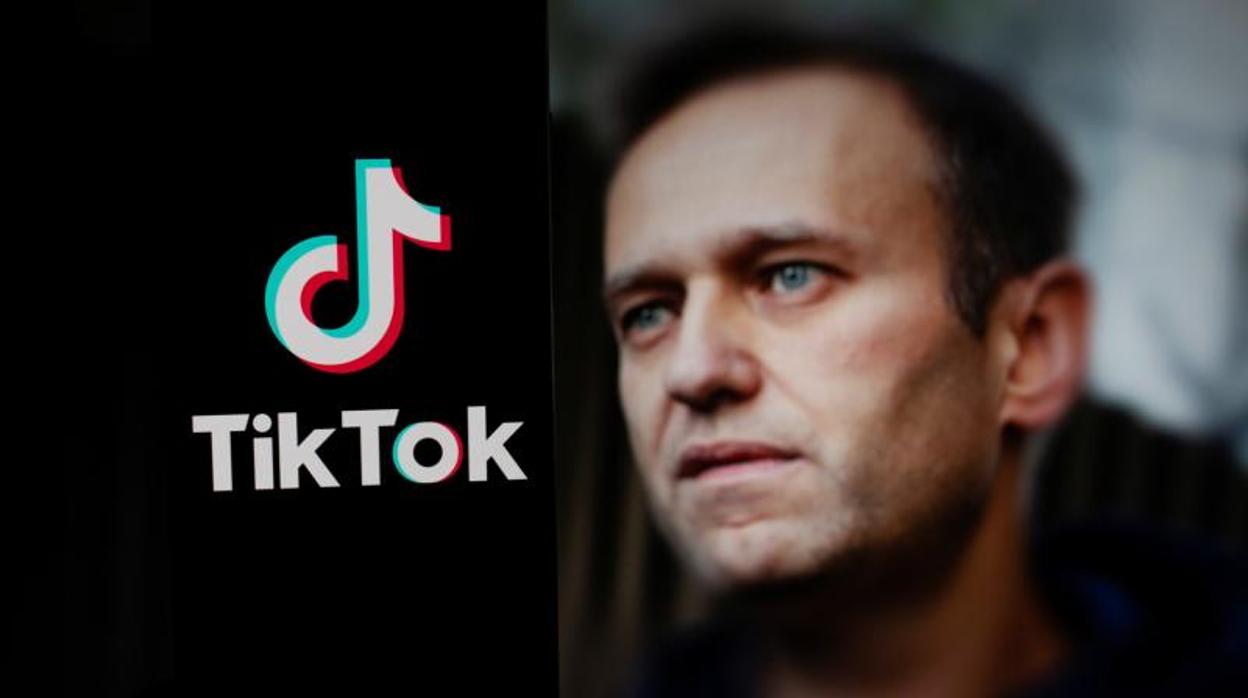 El opositor ruso Alexéi Navalni, en la pantalla de un ordenador frente a un logo de TikTok, una red social utilizada para convocar las manifestaciones