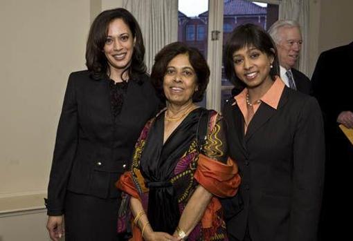 Kamala Harris con su madre, Shyamala Gopalan, y su hermana Maya