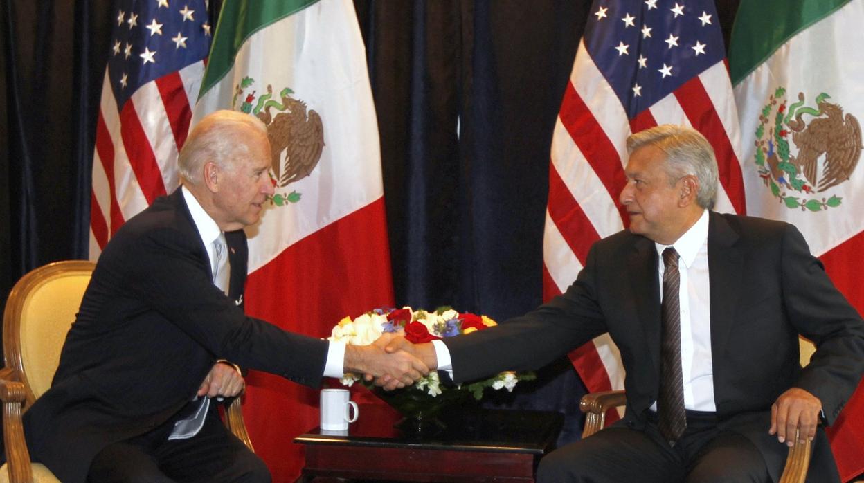 Biden, con López Obrador, durante una visita a Ciudad de México en 2012