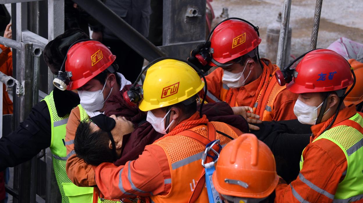 Los cuerpos de rescate sacan a un hombre de la mina de Qixia