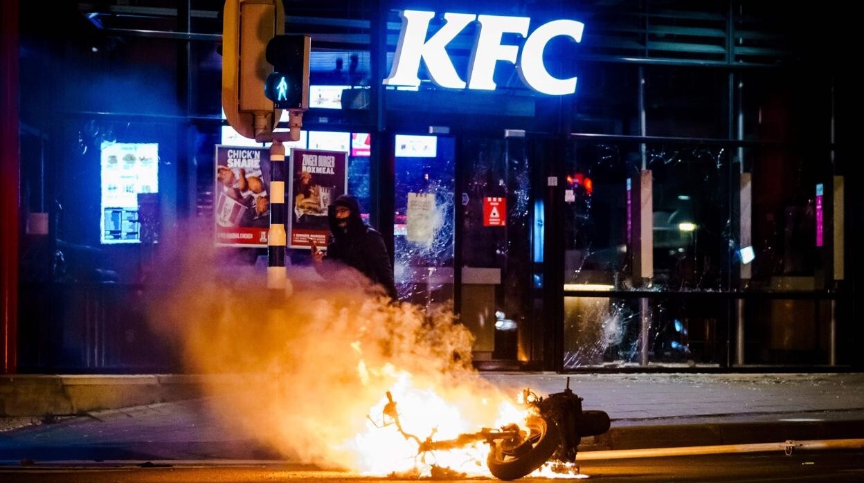 Un vehículo arde después de las protestas violentas en Holanda