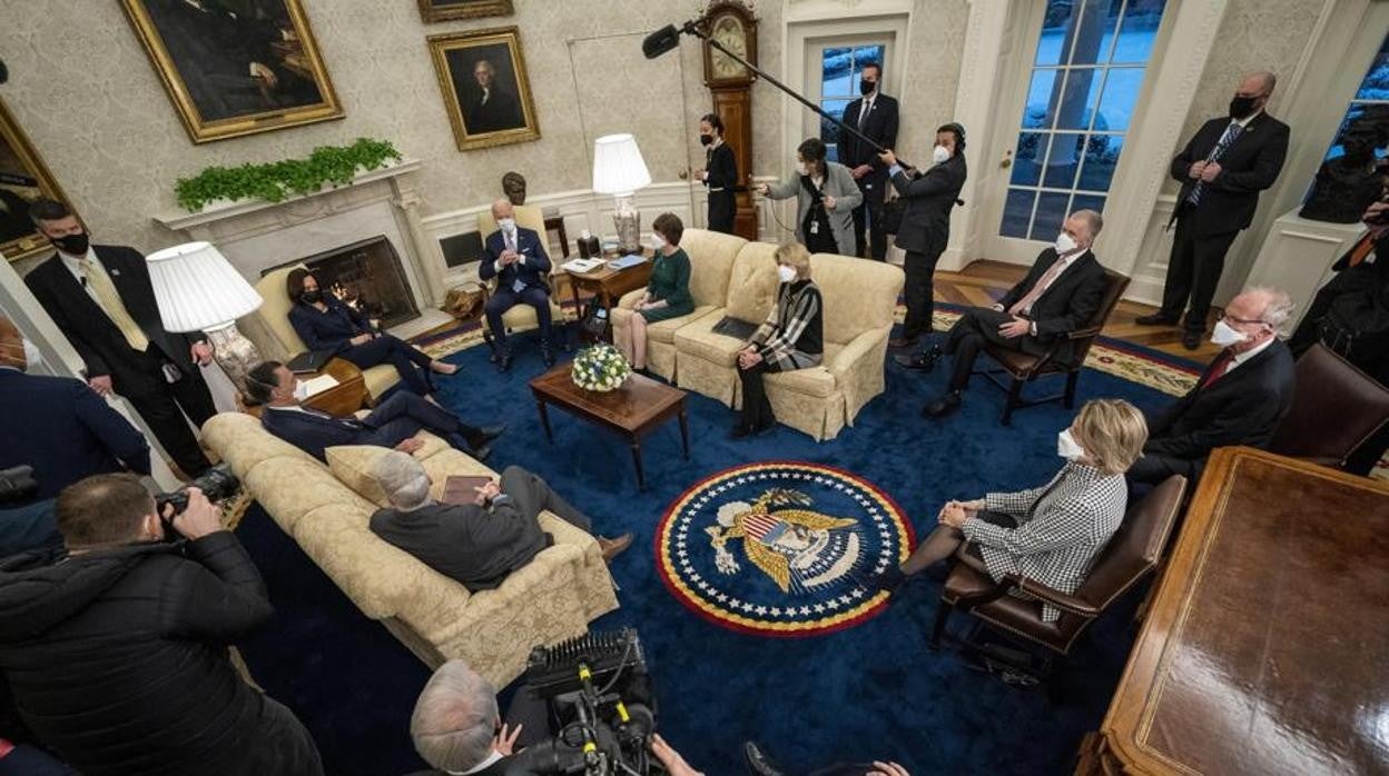 Biden en una reunión de trabajo con senadores