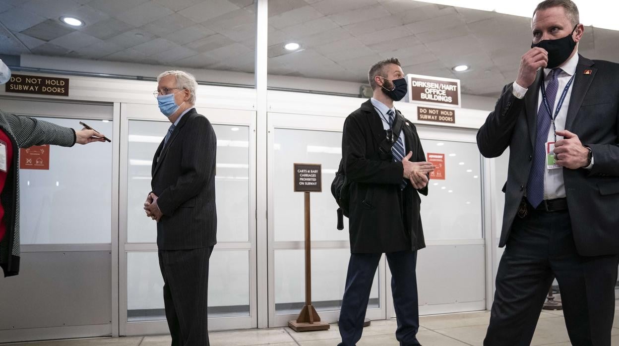 El republicano Mitch Mc Connell coge el metro para ir al Capitolio