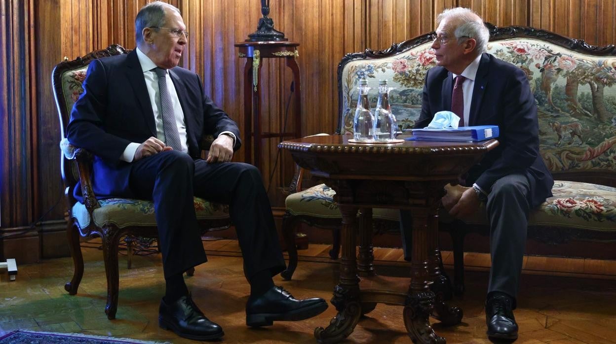 El ministro de Exteriores ruso, Sergei Lavrov, con el Alto Representante de la UE, Josep Borrell