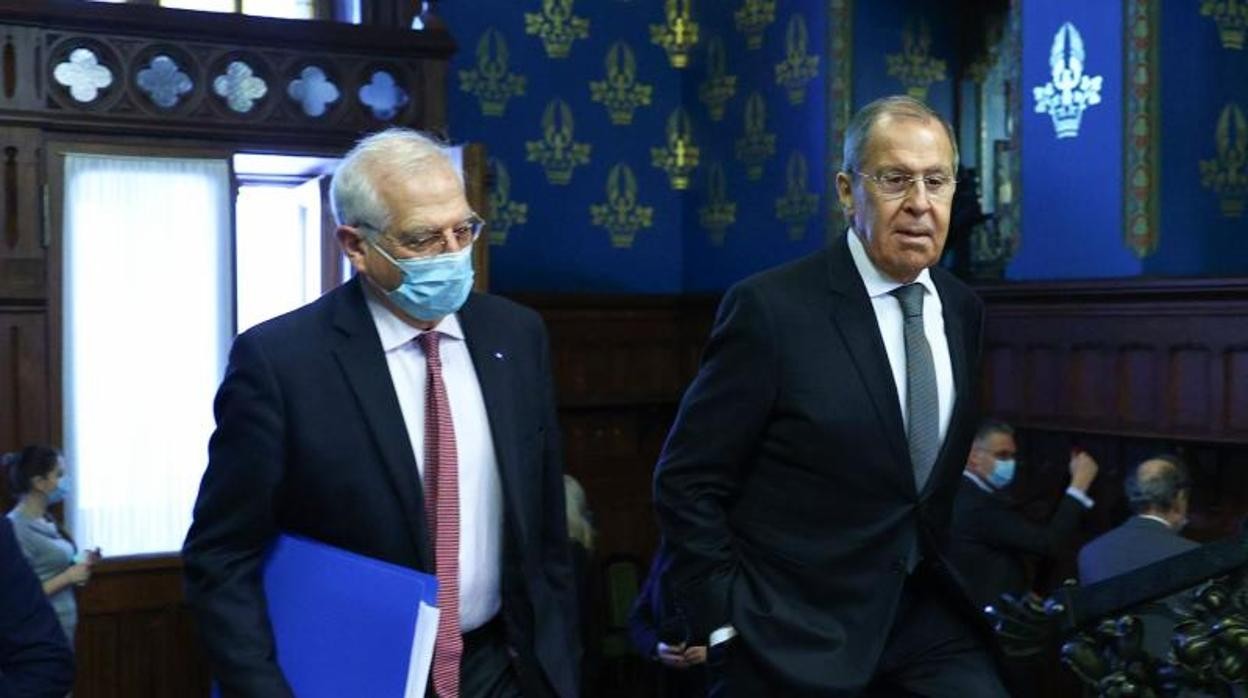 Josep Borrell camina junto al ministro ruso de Exteriores, Sergei Lavrov