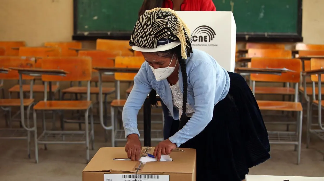 Una mujer vota en Cuenca (Ecuador) este domingo
