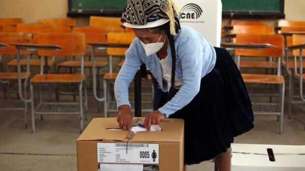 Los ecuatorianos vencen el miedo a la pandemia y acuden a votar