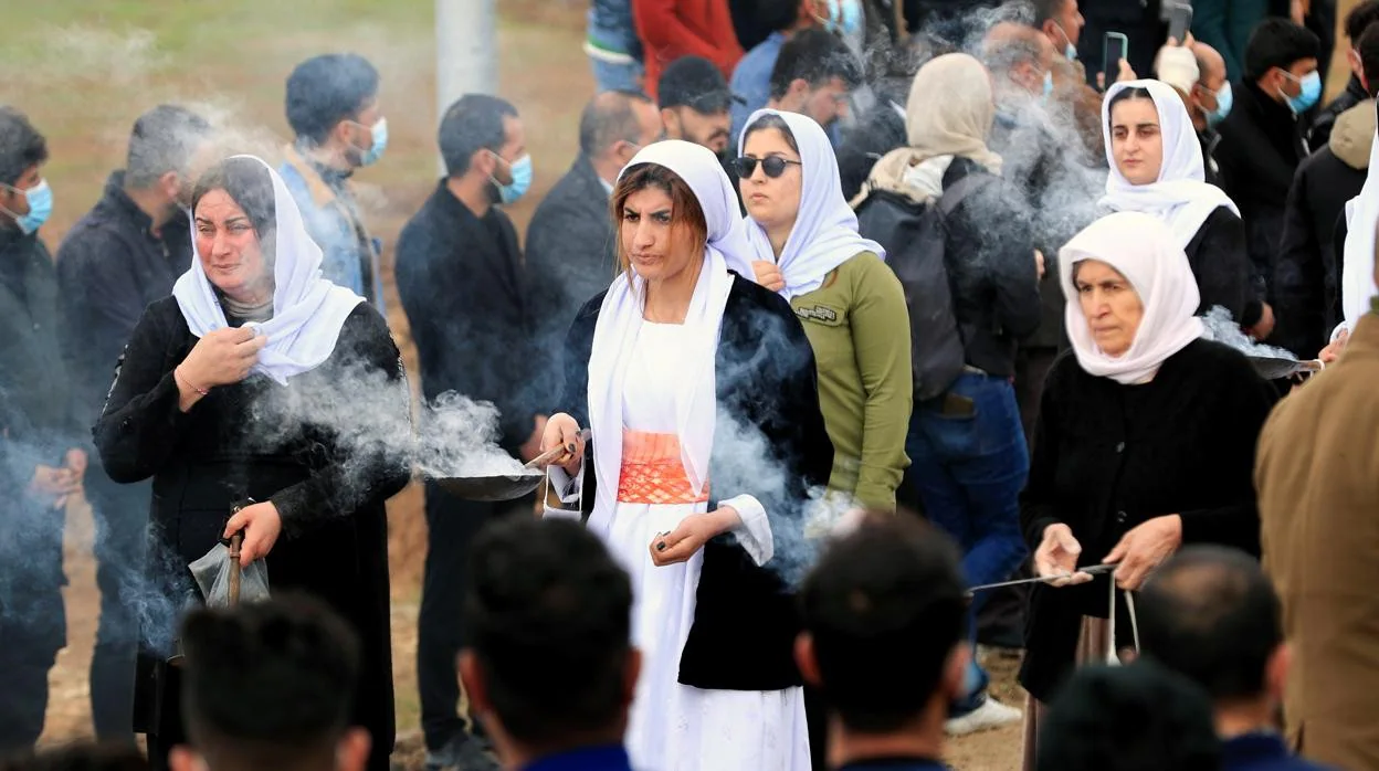 Mujeres yazidíes participan en los funerales celebrados en Irak