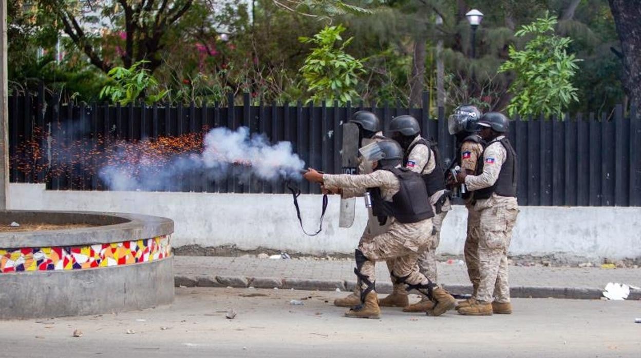 Policías haítianos disparan gases lacrimógenos contra los manifestantes