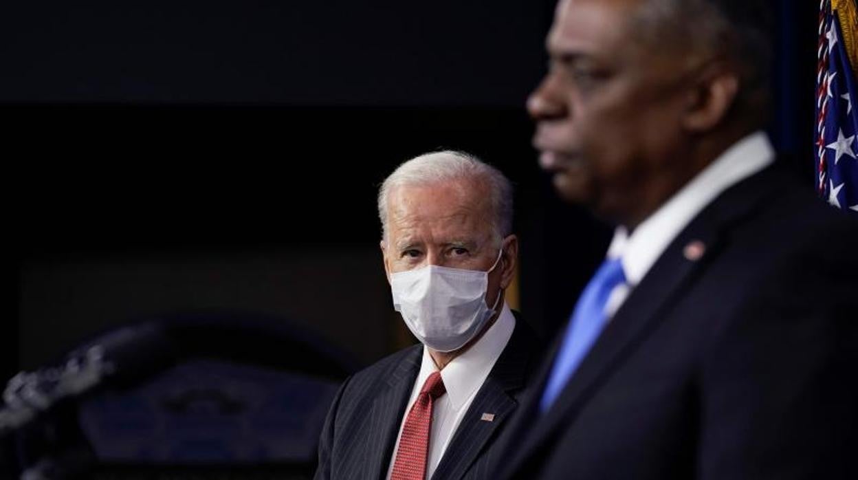 Joe Biden escucha al secretario de Defensa, Lloyd Austin