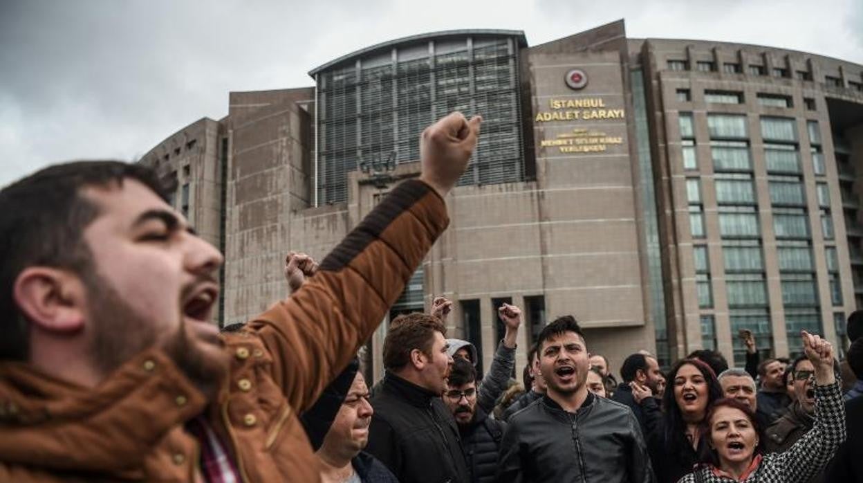 Manifestantes turcos se congregan frente a un tribunal en Estambul