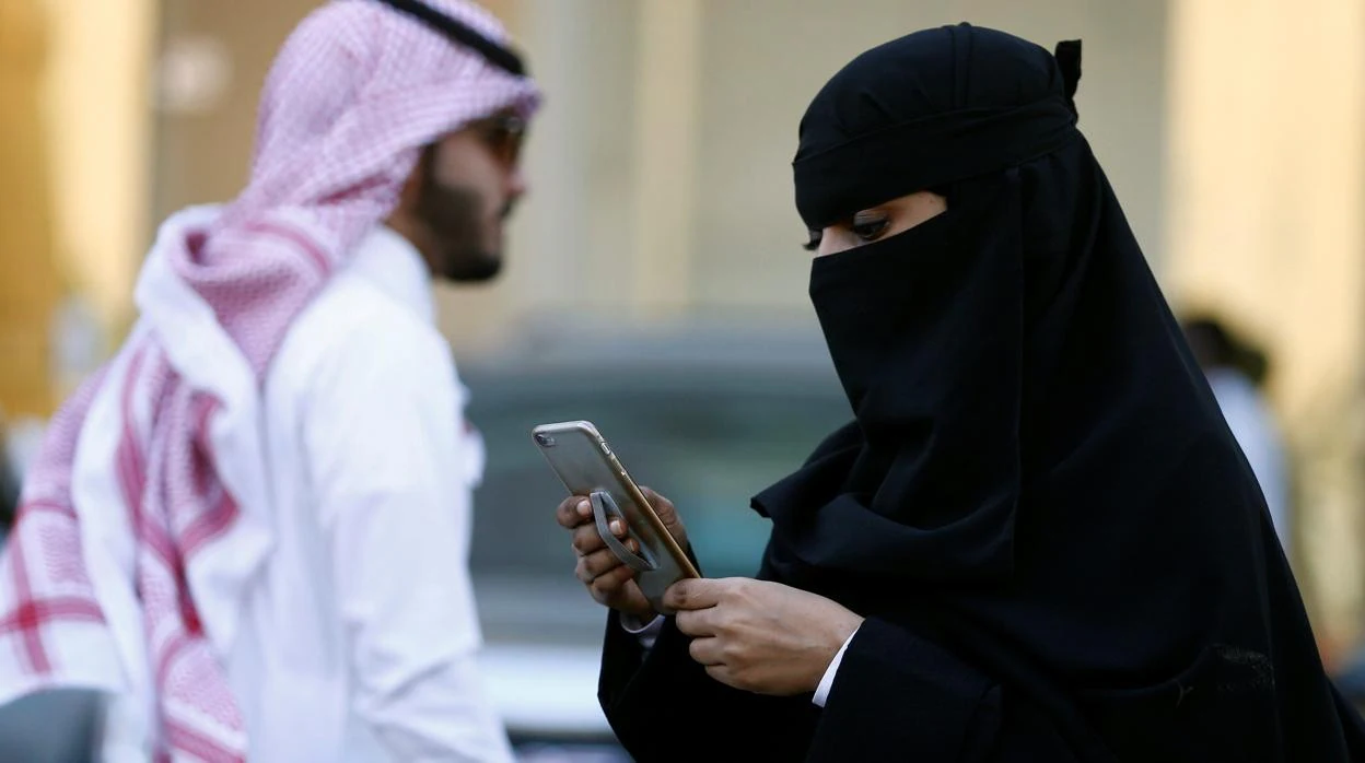 Una mujer saudí utiliza su teléfono móvil en Riad