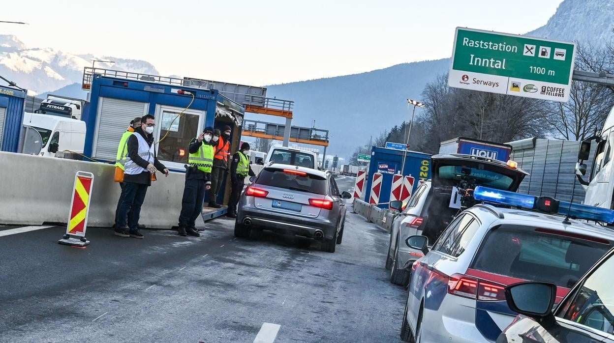 Los conductores atraviesan un control en la frontera entre Austria y Alemania, en la región austriaca del Tirol