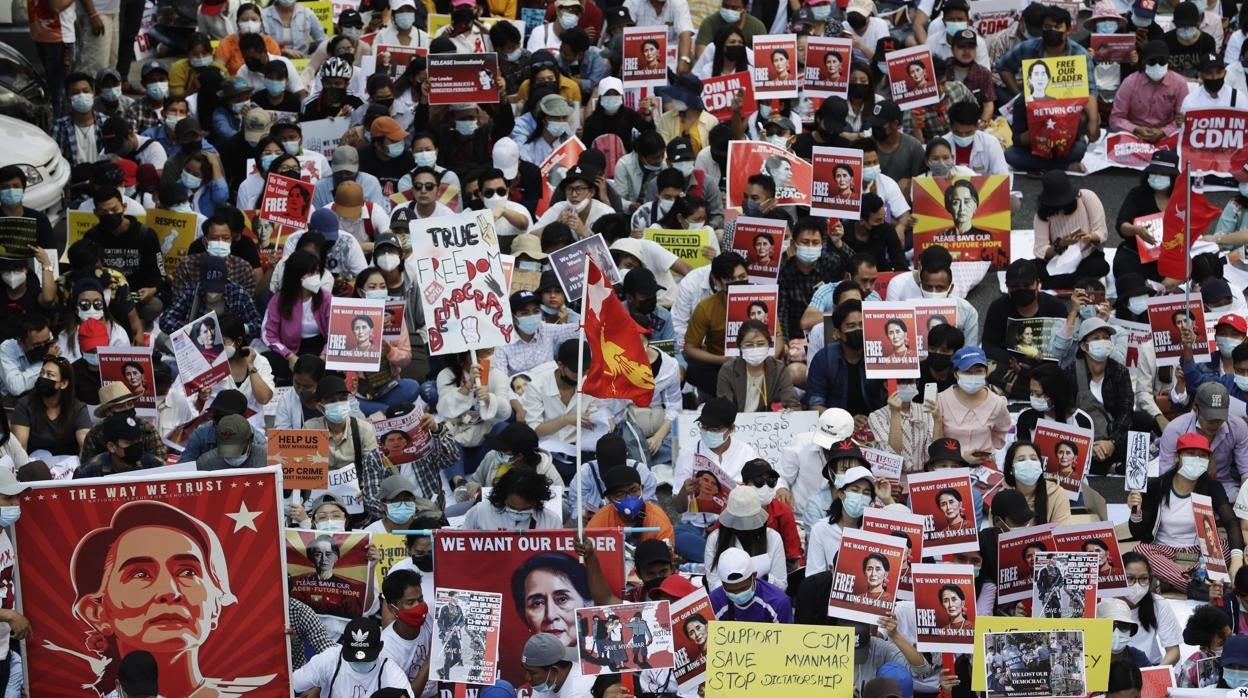 Los birmanos exigen la liberación de su líder Aung San Suu Kyi