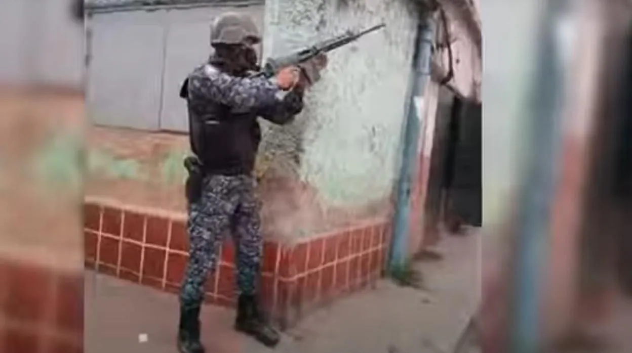 Un policía dispara, en uno de los vídeos sobre lo sucedido en la parroquia de La Vega
