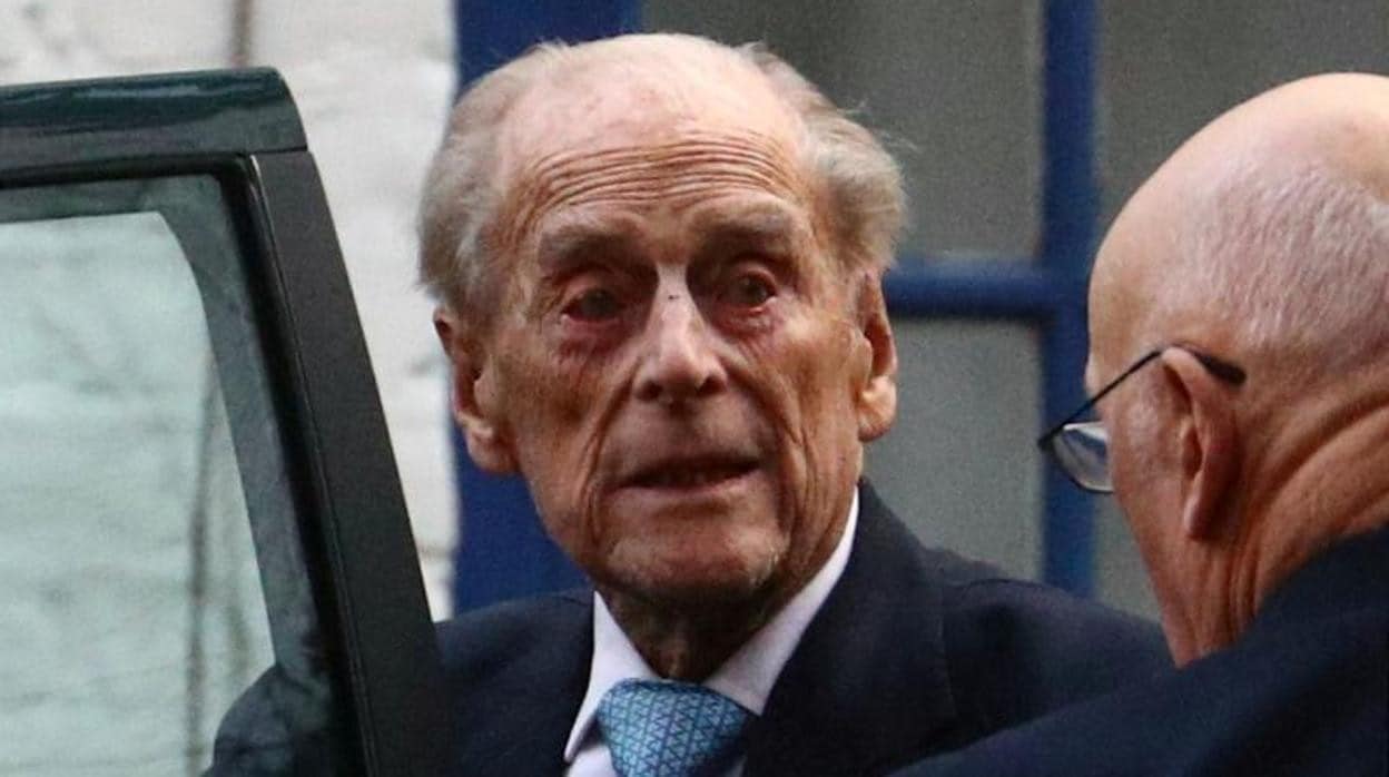 El príncipe Felipe de Edimburgo entra en un coche a su salida del hospital en 2019