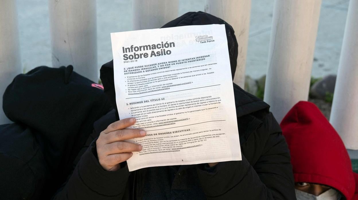 Un inmigrante espera en el puesto fronterizo de El Chaparral poder pasar a EE.UU., este viernes