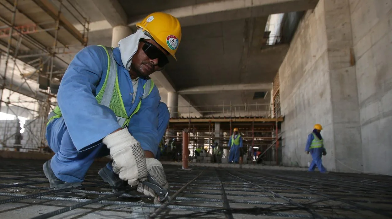 Trabajadores inmigrantes en las obras del Mundial de 2022 en Doha, Catar