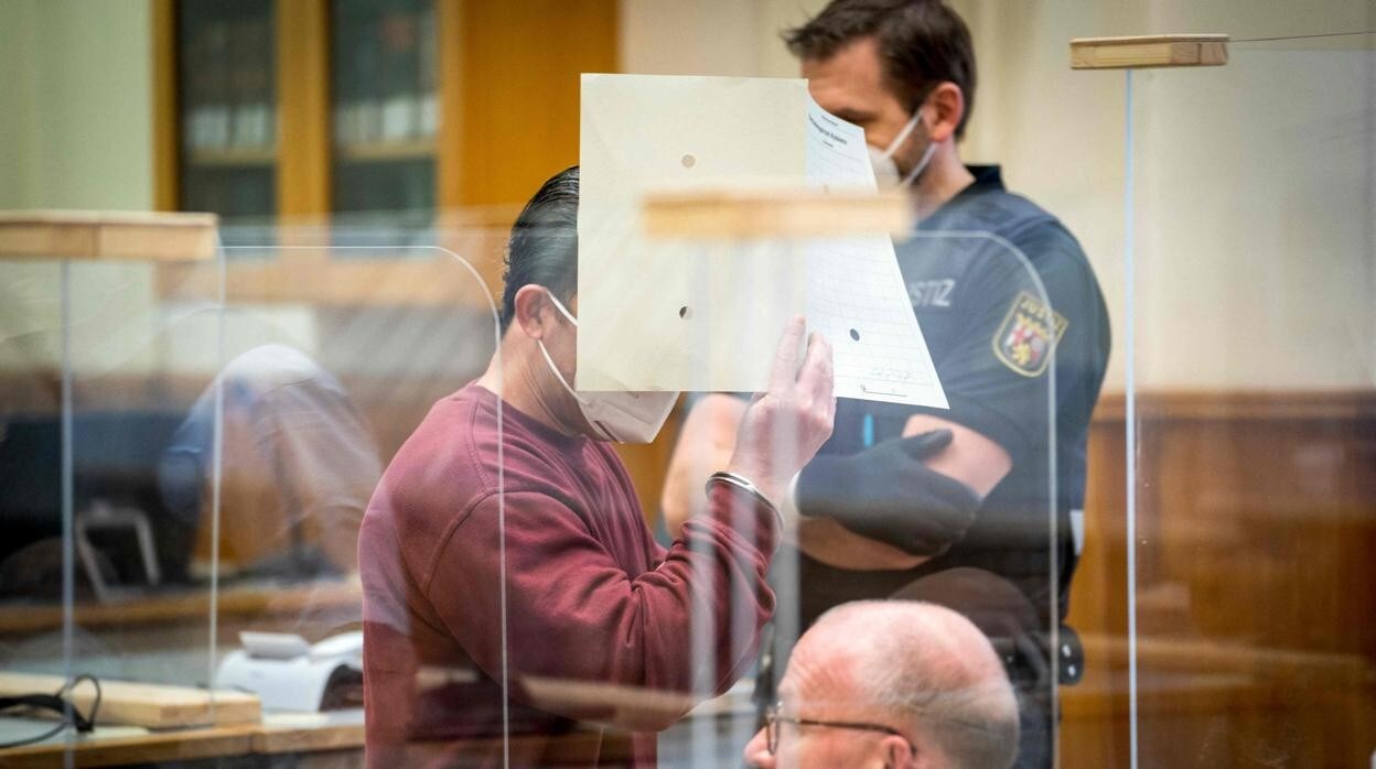 Eyad al Gharib tapando su rostro con una carpeta durante su visita al tribunal alemán