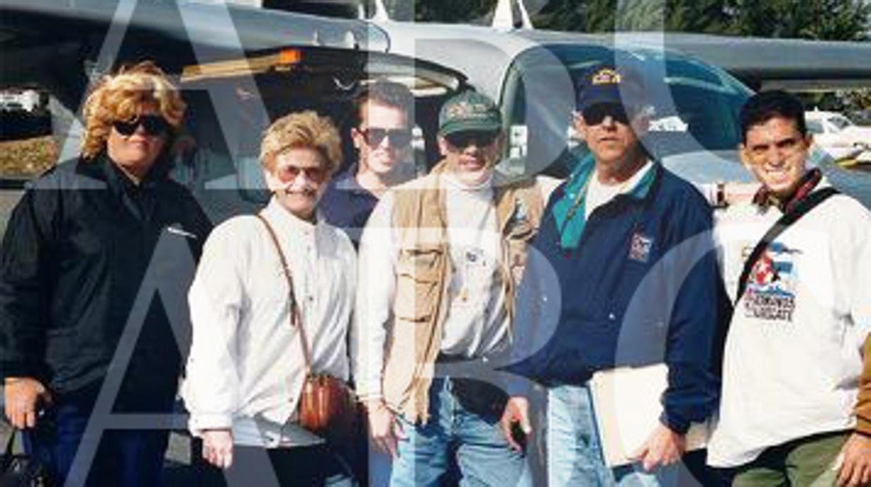 En la imagen, Eileen Goudie, Yvonne Valiente (MAR por Cuba), Mario de la Peña, Carlos Costa (pilotos voluntarios y víctimas), Arnaldo Iglesias (sobreviviente) de Hermanos al Rescate y Pablo Morales (observador y víctima), una senana antes del derribo de las dos avionetas en una visita a un centro de refugiados cubanos en Nassau (Bahamas)