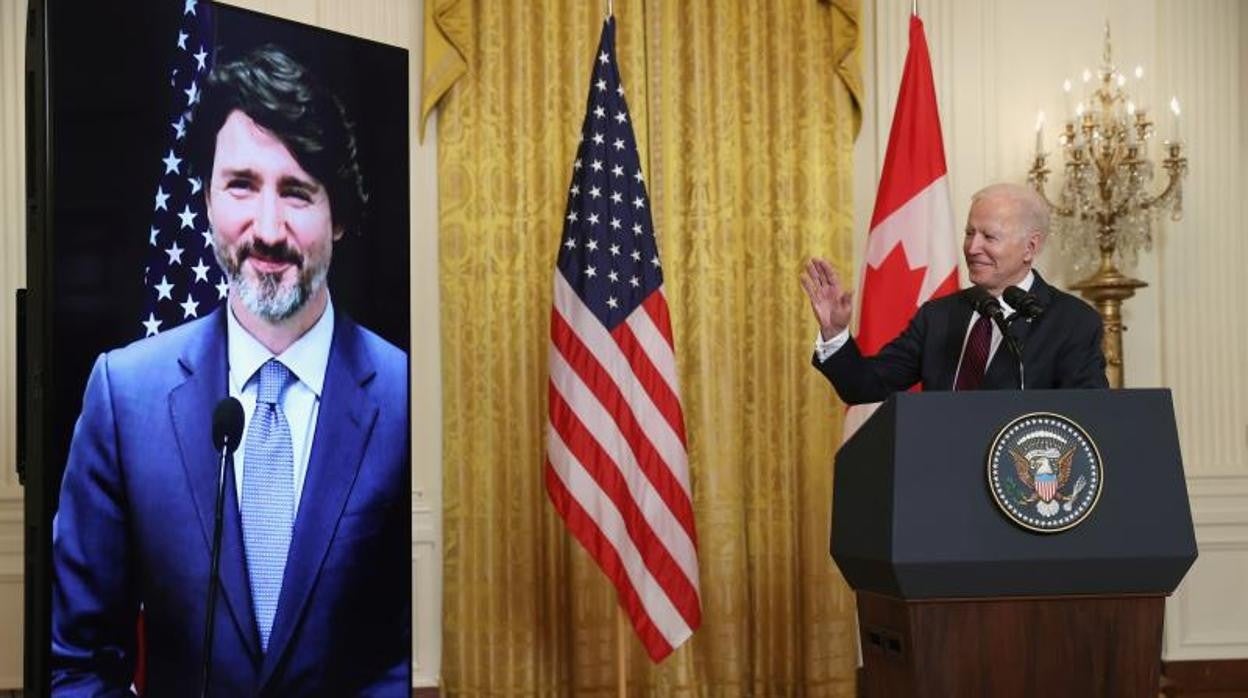 Justin Trudeau, en la pantalla, y Joe Biden durante su encuentro por videoconferencia