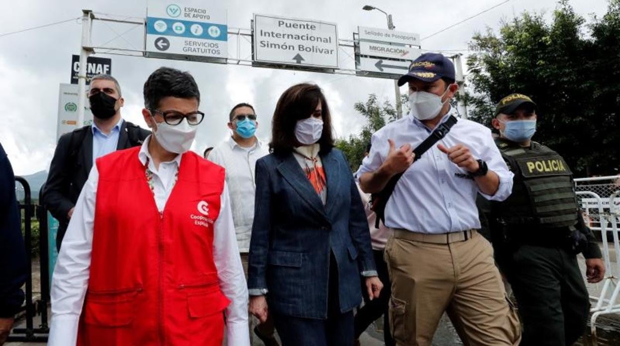 La ministra española de Exteriores, Arancha González Laya, en el puente fronterizo Simón Bolívar en Cúcuta (Colombia), con su homóloga colombiana, Claudia Blum