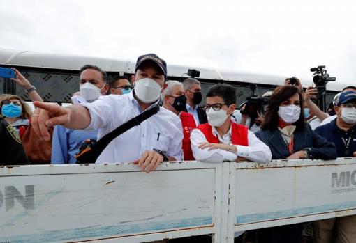 González Laya atiende las explicaciones del director de Migración Colombia, Juan Francisco Espinosa, a su llegada al Puente Internacional Simón Bolívar