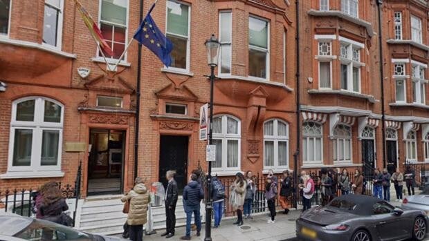 Decenas de quejas contra el Consulado español de Londres tras descubrirse el caso de la niña del orinal