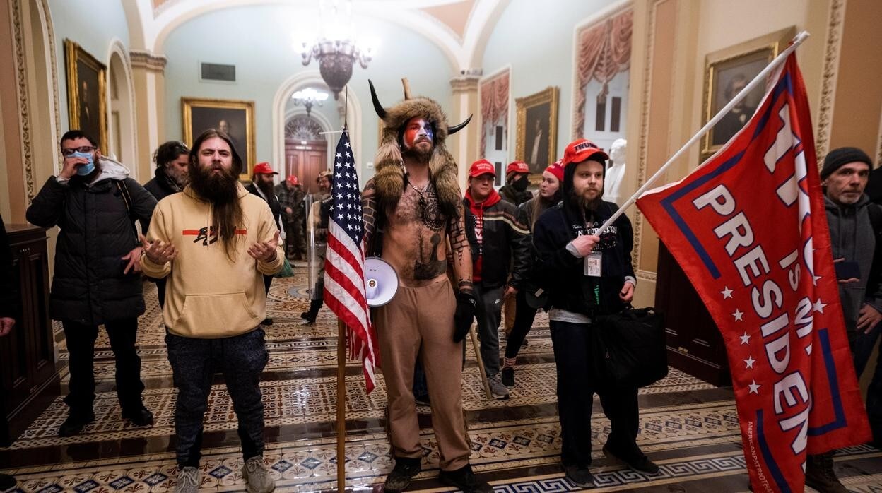 Simpatizantes de Trump caminan por los pasillos del Capitolio en Washington