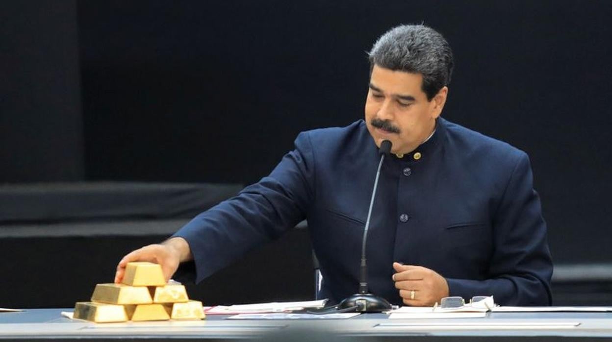 Nicolás Maduro con lingotes de oro en Caracas
