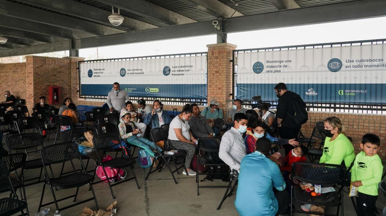 Inmigrantes esperan el procesamiento de su solicitud de asilo en un centro en la frontera de Texas con México