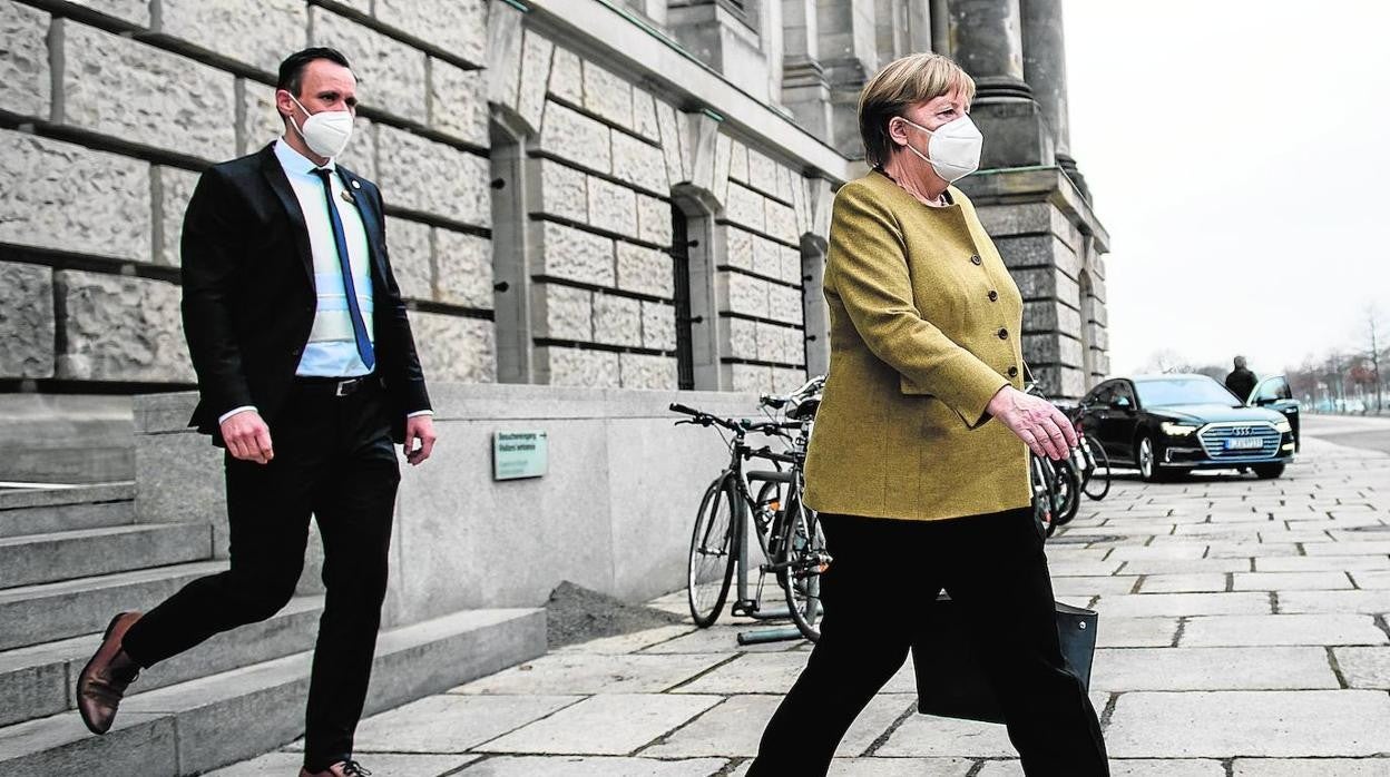 La canciller Angela Merkel sale de la tensa reunión en el Parlamento alemán