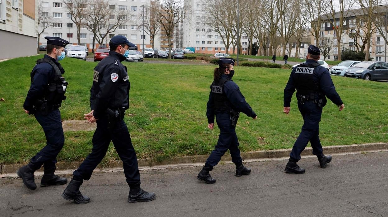 Policías franceses patrullan en Beauvais