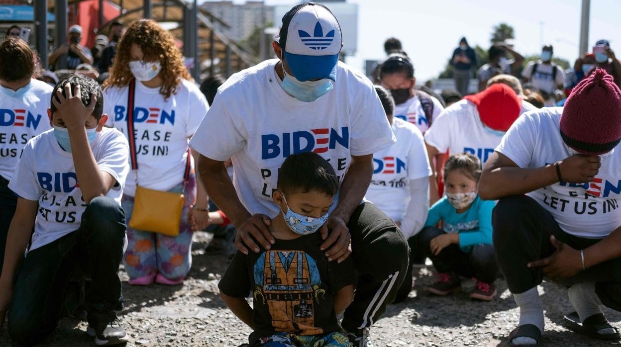 Inmigrantes protestan en Tijuana, a la espera de poder cruzar la frontera de EE.UU.