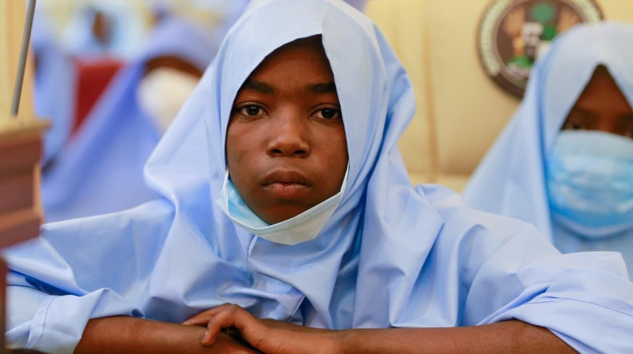 Una de las niñas secuestrada por un grupo armado en el estado de Zamfara, en el noroeste de Nigeria, después de su liberación, el pasado martes