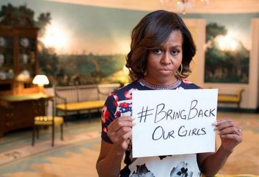 Michelle Obama posa con un cartel para la campaña de 'Bring Back Our Girls', que fue lanzada para pedir la liberación de las niñas de Chibok, en 2014