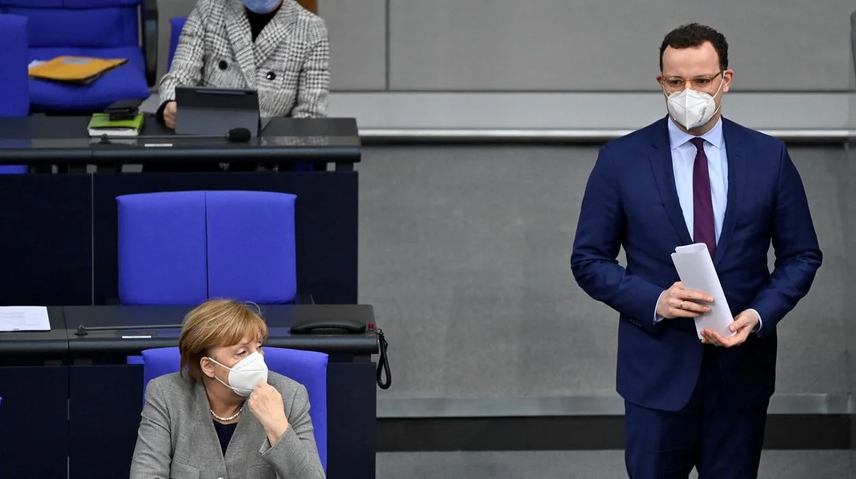 La Canciller Alemana, Angela Merkel, atiende una sesión en el Bundestag junto al ministro de Sanidad, Jens Spahn