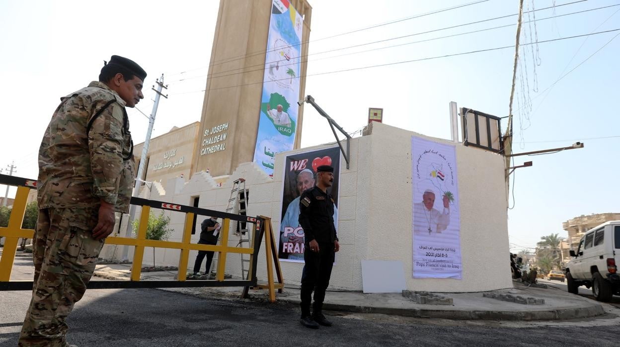 Agentes de policía vigilan los acceso de una iglesia en Bagdad