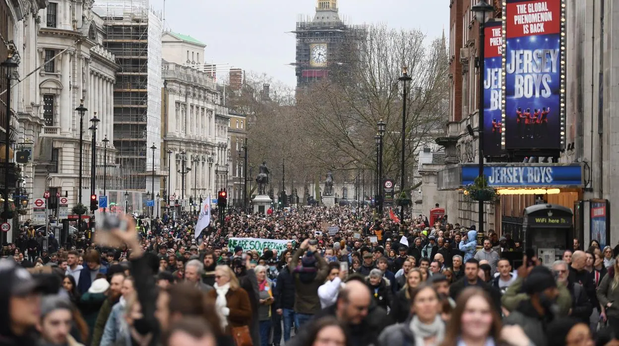 Miles de personas se manifestaron este sábado en Londres contra el confinamiento